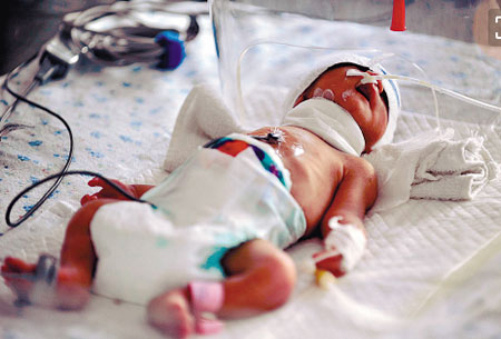 生下孩子發(fā)現(xiàn)缺陷遺棄陵園 產(chǎn)下女?huà)肱聯(lián)p聲譽(yù)丟垃圾桶