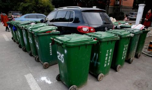 汽車被垃圾桶包圍是被惡搞還是得罪人了？