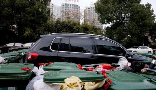 汽車被垃圾桶包圍是被惡搞還是得罪人了？