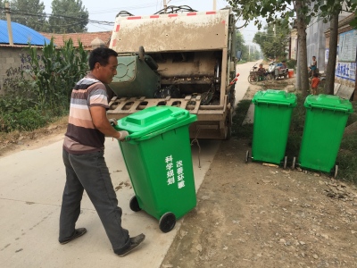 發(fā)放垃圾桶、垃圾箱 助推農村環(huán)境整治