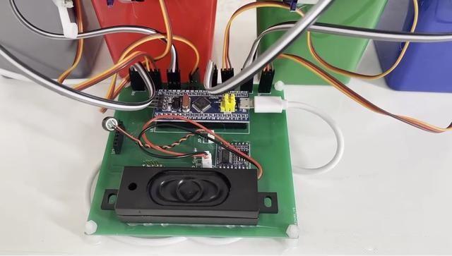 陜西學生開發(fā)分類垃圾桶語音識別對應(yīng)桶蓋自動打開