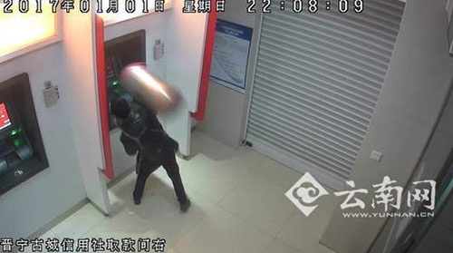 取款不成功，竟用垃圾桶出氣